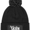 Merkloos Muts Met Pompoen Zwart - Après Skiën Kan Ik Wel - SoBAD. - Beanie - Muts Heren - Muts Dames - Wintersport - One Size - Après Ski Outfit -SkiKleding Winkel 915x1200
