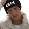 BEECHFIELD KUT KOU Muts - Zwart (witte Tekst) - Beanie - One Size - Uniseks - Grappige Teksten - Original Kwoots - Wintersport - Aprés Ski Muts 2 BEECHFIELD KUT KOU Muts - Zwart (witte Tekst) - Beanie - One Size - Uniseks - Grappige Teksten - Original Kwoots - Wintersport - Aprés Ski Muts -SkiKleding Winkel 959x1200 1